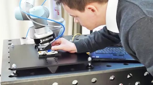 機(jī)器人工作圖2